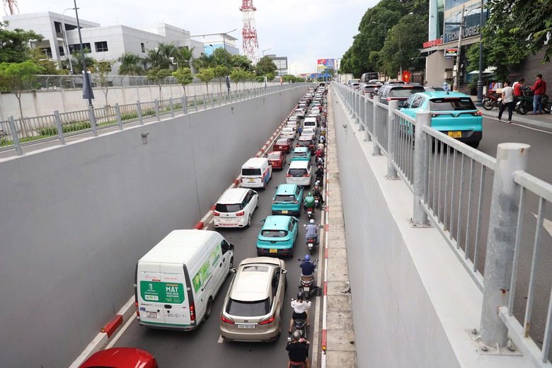 Người d&acirc;n về nghỉ lễ Quốc kh&aacute;nh 2/9, cửa ng&otilde; TP.HCM đ&ocirc;ng nghẹt- Ảnh 9.