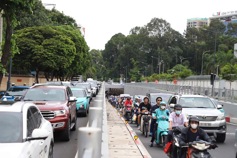 Người d&acirc;n về nghỉ lễ Quốc kh&aacute;nh 2/9, cửa ng&otilde; TP.HCM đ&ocirc;ng nghẹt- Ảnh 1.