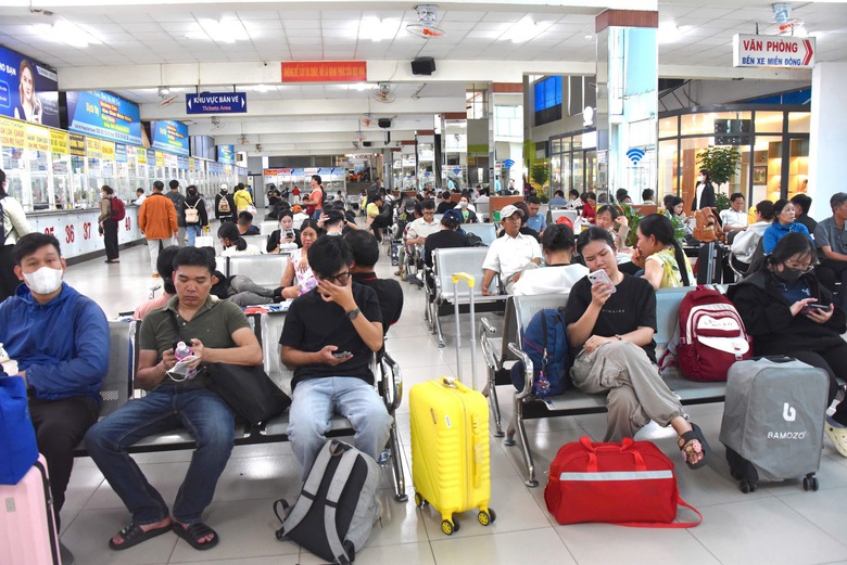 Người d&acirc;n về nghỉ lễ Quốc kh&aacute;nh 2/9, cửa ng&otilde; TP.HCM đ&ocirc;ng nghẹt- Ảnh 7.