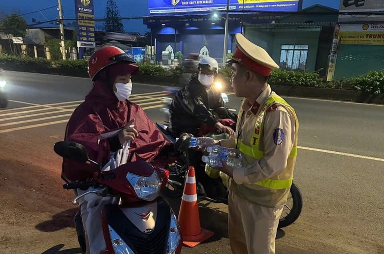 CSGT Đồng Nai mở đường dẫn xe cấp cứu vượt 22km đưa bệnh nh&acirc;n đến bệnh viện kịp thời- Ảnh 4.