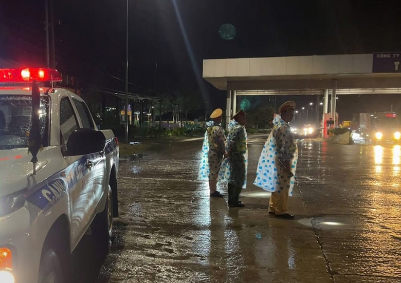 CSGT Đồng Nai mở đường dẫn xe cấp cứu vượt 22km đưa bệnh nh&acirc;n đến bệnh viện kịp thời- Ảnh 3.