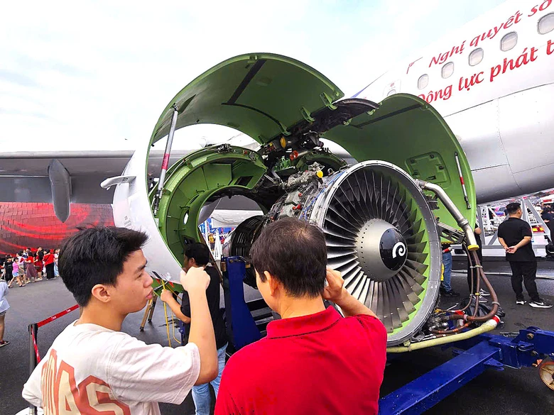 Người d&acirc;n h&agrave;o hứng trải nghiệm &ldquo;Kh&aacute;t vọng bầu trời" ở khu triển l&atilde;m hơn 10.000m2- Ảnh 7.