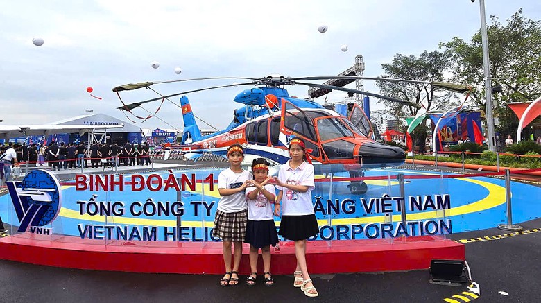 Người d&acirc;n h&agrave;o hứng trải nghiệm &ldquo;Kh&aacute;t vọng bầu trời" ở khu triển l&atilde;m hơn 10.000m2- Ảnh 11.