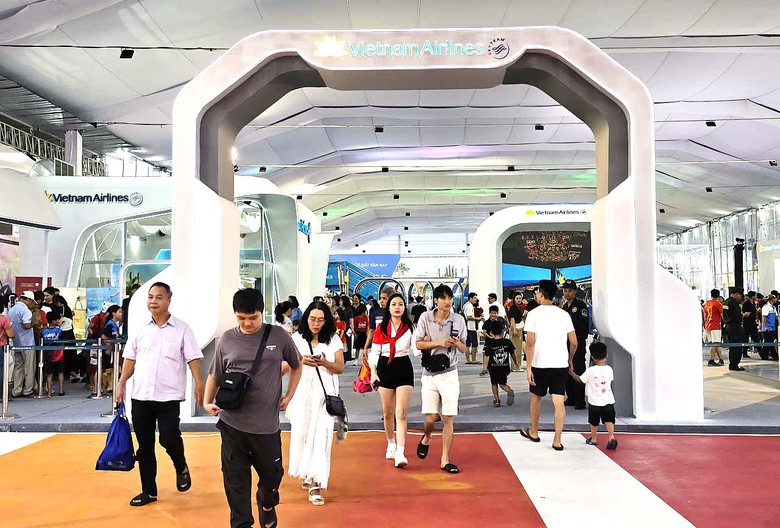 Người d&acirc;n h&agrave;o hứng trải nghiệm &ldquo;Kh&aacute;t vọng bầu trời" ở khu triển l&atilde;m hơn 10.000m2- Ảnh 35.