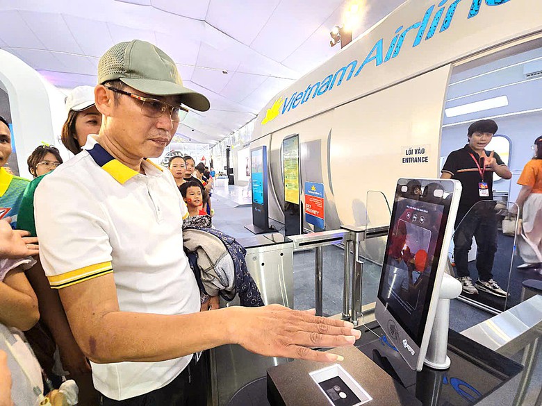 Người d&acirc;n h&agrave;o hứng trải nghiệm &ldquo;Kh&aacute;t vọng bầu trời" ở khu triển l&atilde;m hơn 10.000m2- Ảnh 17.
