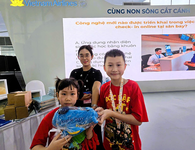 Người d&acirc;n h&agrave;o hứng trải nghiệm &ldquo;Kh&aacute;t vọng bầu trời" ở khu triển l&atilde;m hơn 10.000m2- Ảnh 31.