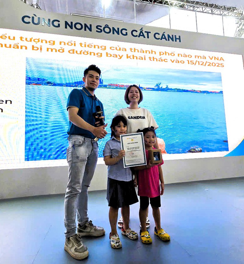 Người d&acirc;n h&agrave;o hứng trải nghiệm &ldquo;Kh&aacute;t vọng bầu trời" ở khu triển l&atilde;m hơn 10.000m2- Ảnh 33.