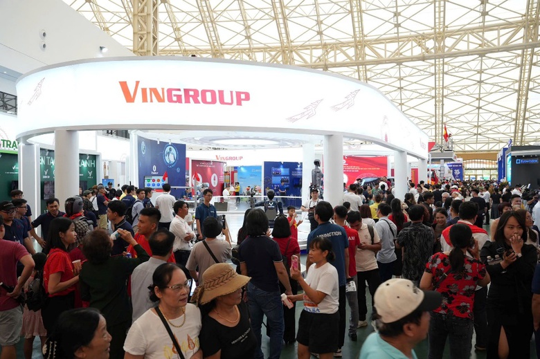 VEC đ&oacute;n hơn 230.000 kh&aacute;ch đến khai mạc Triển l&atilde;m th&agrave;nh tựu đất nước- Ảnh 1.