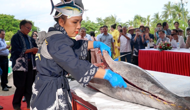 C&aacute; ngừ đại dương v&agrave; b&aacute;nh m&igrave; khổng lồ tạo dấu ấn tại lễ hội ẩm thực Gia Lai- Ảnh 5.