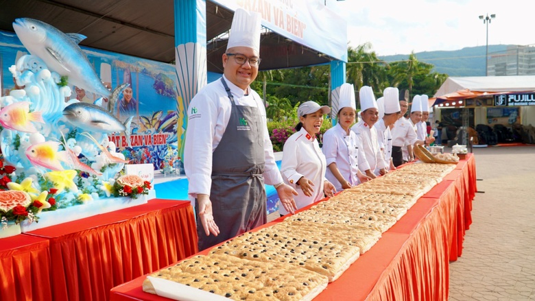 C&aacute; ngừ đại dương v&agrave; b&aacute;nh m&igrave; khổng lồ tạo dấu ấn tại lễ hội ẩm thực Gia Lai- Ảnh 7.