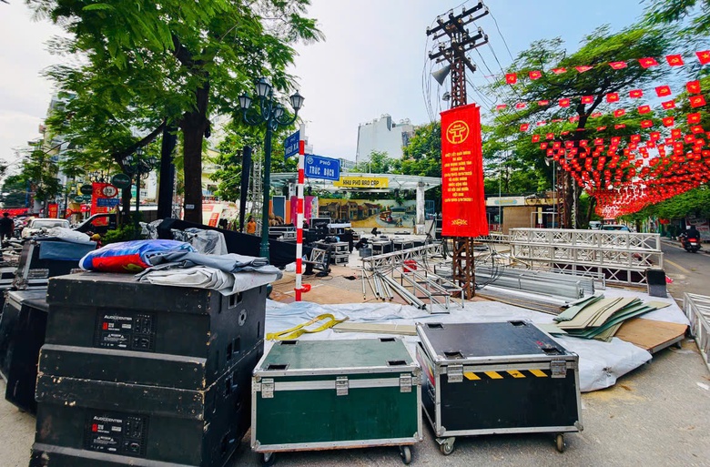 Ấn tượng tuyến phố tại Ba Đình nhuộm sắc đỏ với 28.000 lá cờ Tổ quốc- Ảnh 10. Ấn tượng tuyến phố tại Ba Đình nhuộm sắc đỏ với 28.000 lá cờ Tổ quốc- Ảnh 10.