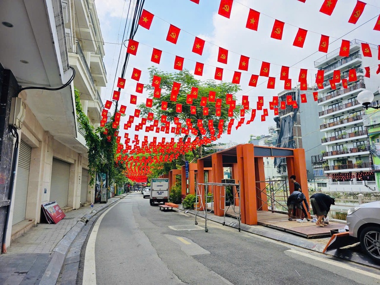 Ấn tượng tuyến phố tại Ba Đình nhuộm sắc đỏ với 28.000 lá cờ Tổ quốc- Ảnh 11. Ấn tượng tuyến phố tại Ba Đình nhuộm sắc đỏ với 28.000 lá cờ Tổ quốc- Ảnh 11.