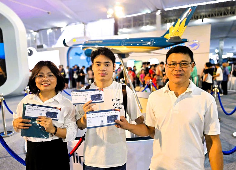 Người d&acirc;n h&agrave;o hứng trải nghiệm &ldquo;Kh&aacute;t vọng bầu trời" ở khu triển l&atilde;m hơn 10.000m2- Ảnh 14.