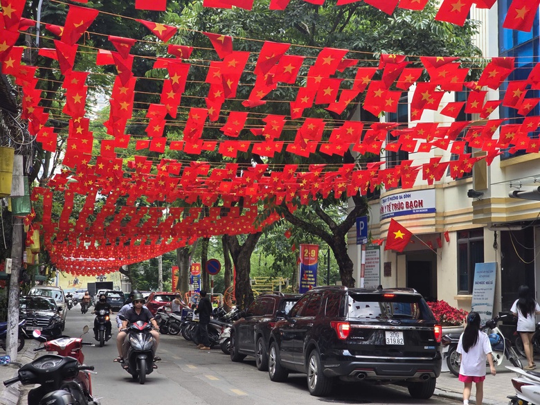 Ấn tượng tuyến phố tại Ba Đình nhuộm sắc đỏ với 28.000 lá cờ Tổ quốc- Ảnh 4. Ấn tượng tuyến phố tại Ba Đình nhuộm sắc đỏ với 28.000 lá cờ Tổ quốc- Ảnh 4.