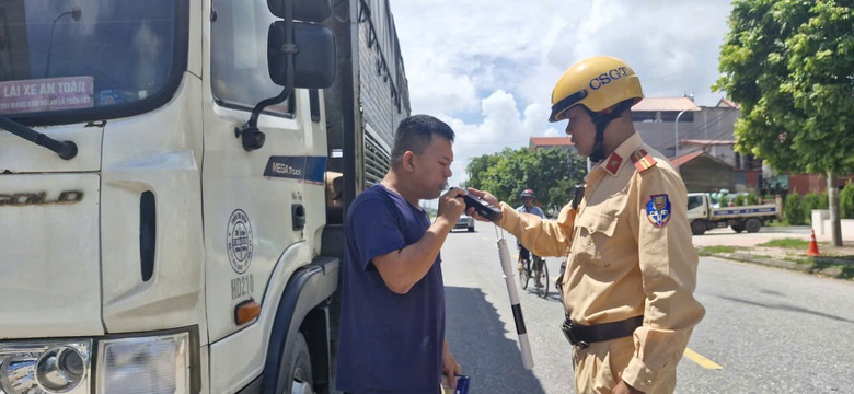 Bắc Ninh: TNGT giảm s&acirc;u sau một th&aacute;ng tổng kiểm so&aacute;t phương tiện kinh doanh vận tải- Ảnh 3.