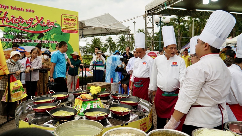 C&aacute; ngừ đại dương v&agrave; b&aacute;nh m&igrave; khổng lồ tạo dấu ấn tại lễ hội ẩm thực Gia Lai- Ảnh 12.