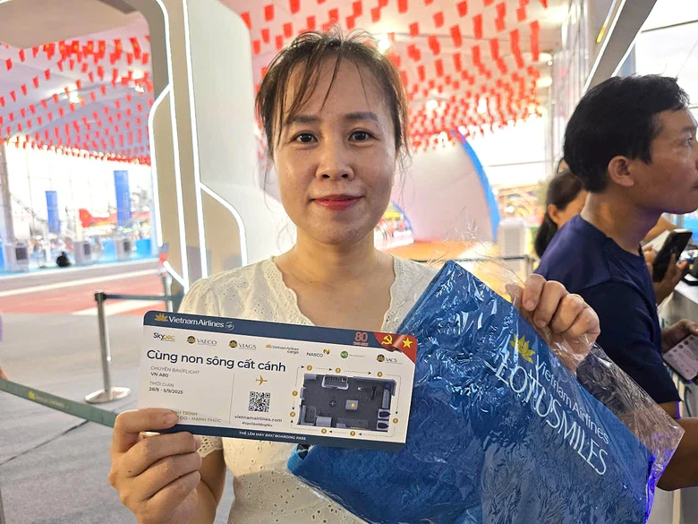 Người d&acirc;n h&agrave;o hứng trải nghiệm &ldquo;Kh&aacute;t vọng bầu trời" ở khu triển l&atilde;m hơn 10.000m2- Ảnh 15.