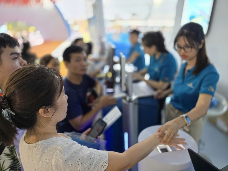 Người d&acirc;n h&agrave;o hứng trải nghiệm &ldquo;Kh&aacute;t vọng bầu trời" ở khu triển l&atilde;m hơn 10.000m2- Ảnh 16.