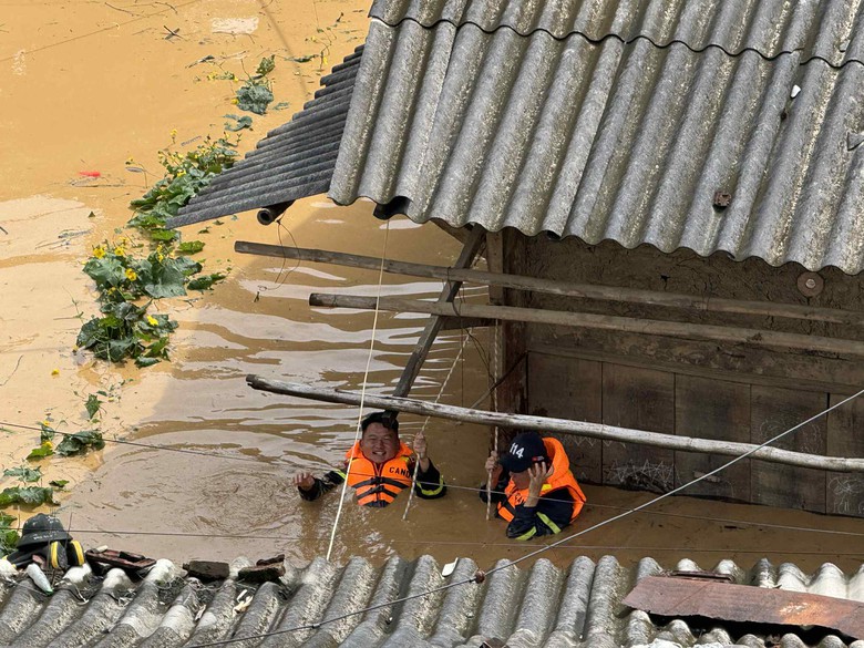 Phó Thủ tướng Lê Thành Long thăm hỏi, động viên người dân vùng lũ ở Sơn La- Ảnh 3. Phó Thủ tướng Lê Thành Long thăm hỏi, động viên người dân vùng lũ ở Sơn La- Ảnh 3.