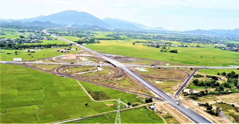 Cận cảnh 20km đầu cao tốc Kh&aacute;nh H&ograve;a - Bu&ocirc;n Ma Thuột tăng tốc về đ&iacute;ch- Ảnh 2.