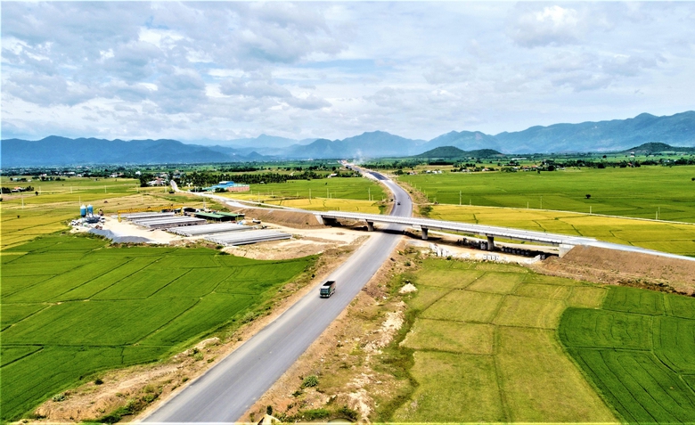 Cận cảnh 20km đầu cao tốc Kh&aacute;nh H&ograve;a - Bu&ocirc;n Ma Thuột tăng tốc về đ&iacute;ch- Ảnh 12.