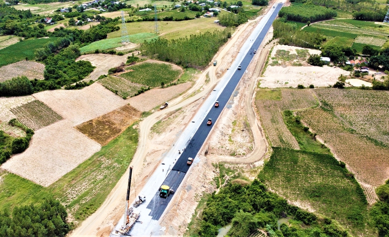 Cận cảnh 20km đầu cao tốc Kh&aacute;nh H&ograve;a - Bu&ocirc;n Ma Thuột tăng tốc về đ&iacute;ch- Ảnh 1.