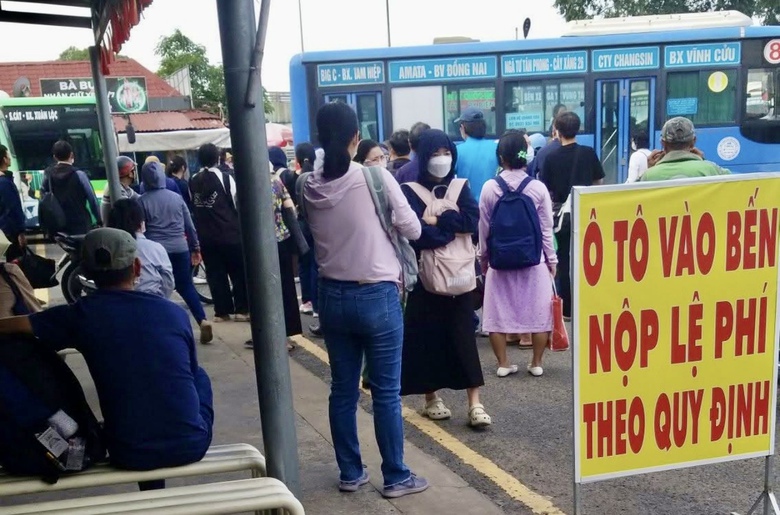 H&agrave;nh kh&aacute;ch Đồng Nai chật vật v&igrave; xe bu&yacute;t 150 cắt điểm dừng ng&atilde; tư Vũng T&agrave;u- Ảnh 1.