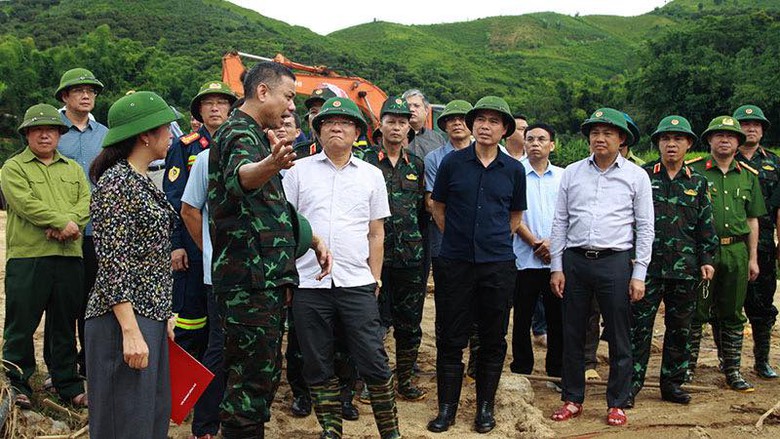 Phó Thủ tướng Lê Thành Long thăm hỏi, động viên người dân vùng lũ ở Sơn La- Ảnh 2. Phó Thủ tướng Lê Thành Long thăm hỏi, động viên người dân vùng lũ ở Sơn La- Ảnh 2.