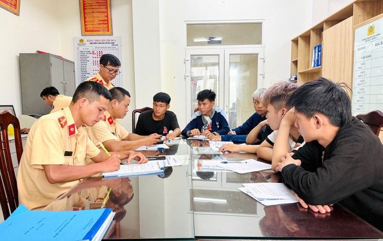 Huế: Xử l&yacute; nh&oacute;m thiếu ni&ecirc;n mang theo hung kh&iacute;, lạng l&aacute;ch tr&ecirc;n đường- Ảnh 1.