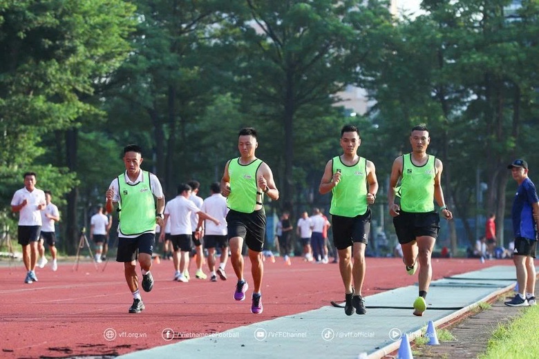 Bị ngất khi kiểm tra thể lực trước mùa giải, một trọng tài V-League được đưa đi cấp cứu- Ảnh 1. Bị ngất khi kiểm tra thể lực trước mùa giải, một trọng tài V-League được đưa đi cấp cứu- Ảnh 1.