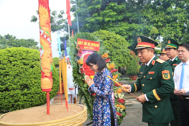Bí thư TP.HCM Trần Lưu Quang cùng đoàn đại biểu dâng hương tưởng niệm Anh hùng liệt sĩ- Ảnh 6. Bí thư TP.HCM Trần Lưu Quang cùng đoàn đại biểu dâng hương tưởng niệm Anh hùng liệt sĩ- Ảnh 6.