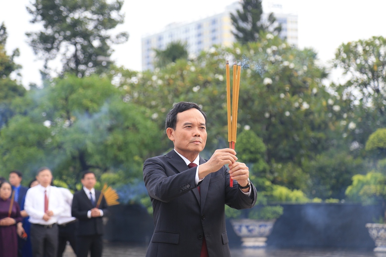 Bí thư TP.HCM Trần Lưu Quang cùng đoàn đại biểu dâng hương tưởng niệm Anh hùng liệt sĩ- Ảnh 2. Bí thư TP.HCM Trần Lưu Quang cùng đoàn đại biểu dâng hương tưởng niệm Anh hùng liệt sĩ- Ảnh 2.