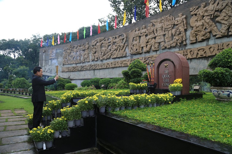 Bí thư TP.HCM Trần Lưu Quang cùng đoàn đại biểu dâng hương tưởng niệm Anh hùng liệt sĩ- Ảnh 5. Bí thư TP.HCM Trần Lưu Quang cùng đoàn đại biểu dâng hương tưởng niệm Anh hùng liệt sĩ- Ảnh 5.