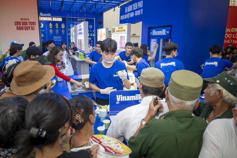 Vinamilk d&agrave;nh khoảng 101.000 sản phẩm để kh&aacute;ch tham quan được thưởng thức nhiều hương vị từ sữa tươi, sữa hạt đến kem m&aacute;t l&agrave;nh. (Ảnh: Vi Nam)