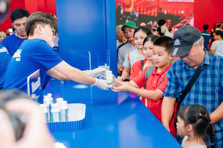 Nhiều em nhỏ th&iacute;ch m&ecirc; khi được thưởng thức th&ecirc;m c&aacute;c sản phẩm mới của hiệu sữa quen thuộc m&agrave; c&aacute;c em uống mỗi ng&agrave;y. (Ảnh: Vi Nam)