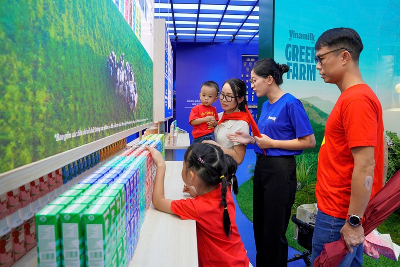 Vinamilk &ndash; Sản phẩm quốc d&acirc;n gắn b&oacute; với c&aacute;c gia đ&igrave;nh v&agrave; nhiều thế hệ người Việt Nam. (Ảnh: Nguyễn Đ&ocirc;ng)