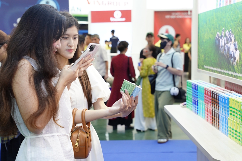 C&aacute;c bạn trẻ đặc biệt y&ecirc;u th&iacute;ch kh&ocirc;ng gian trưng b&agrave;y v&agrave; trải nghiệm của Vinamilk. (Ảnh: Tịnh Kh&ocirc;ng)  Bạn B&ugrave;i Thị Như &Yacute; (22 tuổi) từ TP.HCM ra H&agrave; Nội trầm trồ: &ldquo;Em rất ấn tượng với kh&ocirc;ng gian triển l&atilde;m hiện đại v&agrave; chỉn chu của Vinamilk. Khi thử c&aacute;c loại sữa của Vinamilk tại đ&acirc;y em thấy rất ngon v&agrave; mẫu m&atilde; bao b&igrave; rất đẹp.&rdquo;