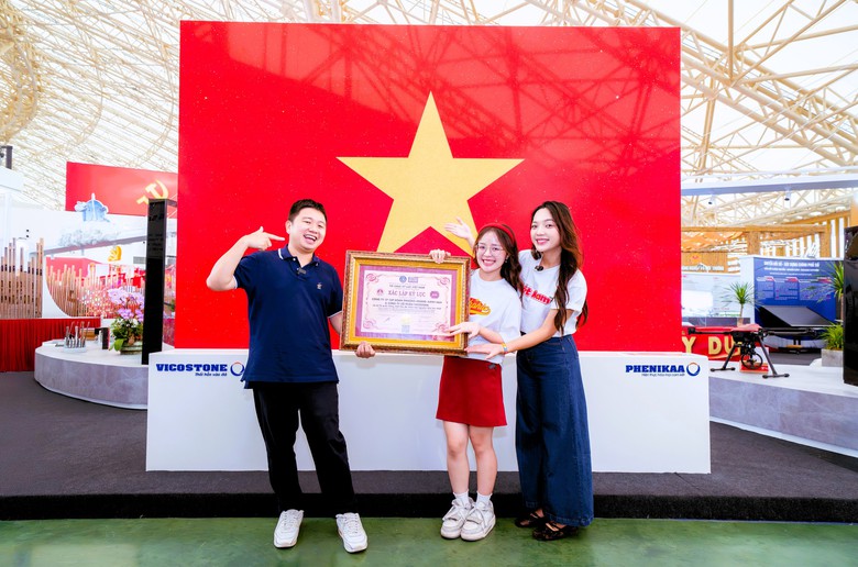 Check in với Quốc kỳ bằng đ&aacute; lớn nhất Việt Nam tại triển l&atilde;m th&agrave;nh tựu ng&agrave;nh X&acirc;y dựng- Ảnh 3.
