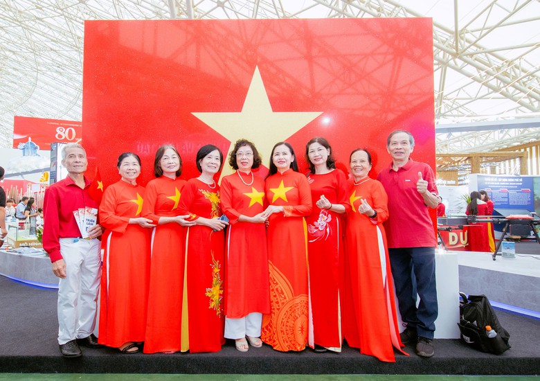 Check in với Quốc kỳ bằng đ&aacute; lớn nhất Việt Nam tại triển l&atilde;m th&agrave;nh tựu ng&agrave;nh X&acirc;y dựng- Ảnh 11.