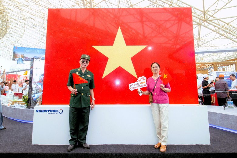 Check in với Quốc kỳ bằng đ&aacute; lớn nhất Việt Nam tại triển l&atilde;m th&agrave;nh tựu ng&agrave;nh X&acirc;y dựng- Ảnh 24.