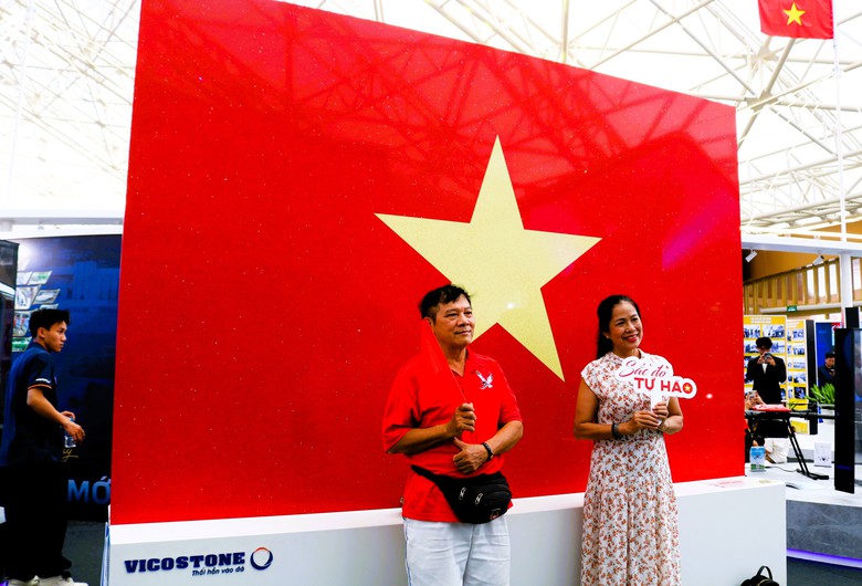 Check in với Quốc kỳ bằng đ&aacute; lớn nhất Việt Nam tại triển l&atilde;m th&agrave;nh tựu ng&agrave;nh X&acirc;y dựng- Ảnh 23.