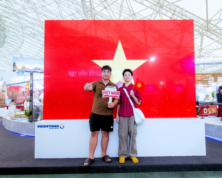 Check in với Quốc kỳ bằng đ&aacute; lớn nhất Việt Nam tại triển l&atilde;m th&agrave;nh tựu ng&agrave;nh X&acirc;y dựng- Ảnh 21.