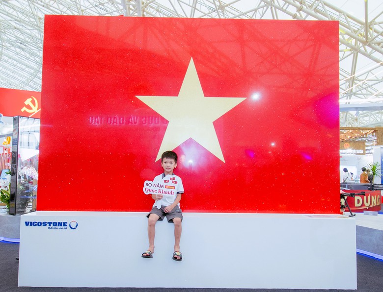 Check in với Quốc kỳ bằng đ&aacute; lớn nhất Việt Nam tại triển l&atilde;m th&agrave;nh tựu ng&agrave;nh X&acirc;y dựng- Ảnh 16.
