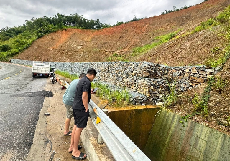 Nghệ An: Nguy&ecirc;n b&iacute; thư chi bộ bản tử vong cạnh xe m&aacute;y b&ecirc;n quốc lộ 7A- Ảnh 1.