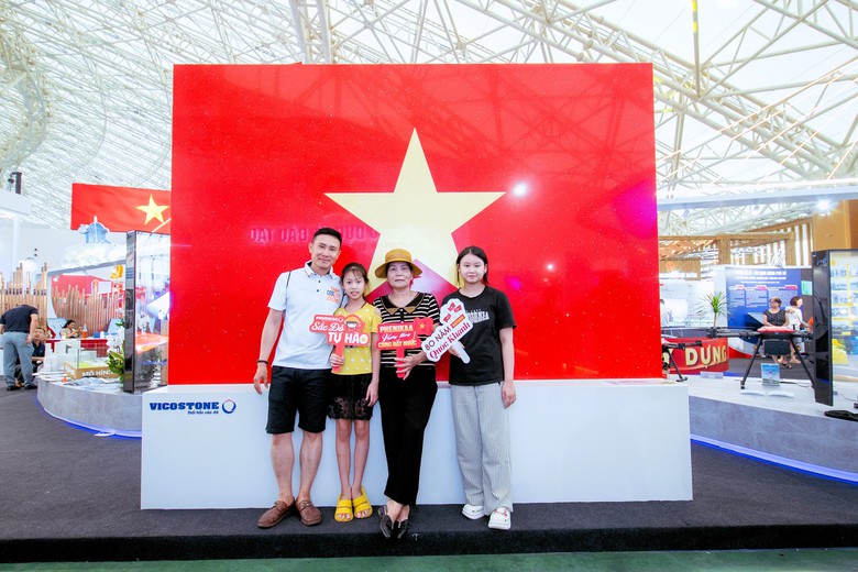 Check in với Quốc kỳ bằng đ&aacute; lớn nhất Việt Nam tại triển l&atilde;m th&agrave;nh tựu ng&agrave;nh X&acirc;y dựng- Ảnh 29.