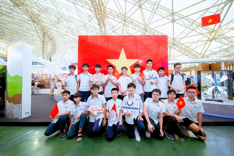 Check in với Quốc kỳ bằng đ&aacute; lớn nhất Việt Nam tại triển l&atilde;m th&agrave;nh tựu ng&agrave;nh X&acirc;y dựng- Ảnh 9.