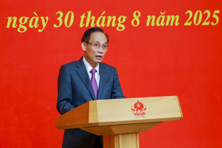 Thủ tướng trao quyết định giao quyền Bộ trưởng Ngoại giao cho ông Lê Hoài Trung- Ảnh 4. Thủ tướng trao quyết định giao quyền Bộ trưởng Ngoại giao cho ông Lê Hoài Trung- Ảnh 4.