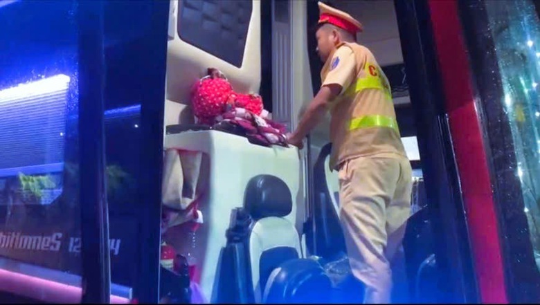 CSGT ph&aacute;t hiện xử l&yacute; xe kh&aacute;ch 24 chỗ nhồi nh&eacute;t 46 người tr&ecirc;n quốc lộ 1A trong đ&ecirc;m- Ảnh 1.