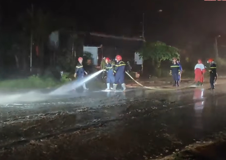 CSGT ph&aacute;t hiện xử l&yacute; xe kh&aacute;ch 24 chỗ nhồi nh&eacute;t 46 người tr&ecirc;n quốc lộ 1A trong đ&ecirc;m- Ảnh 3.