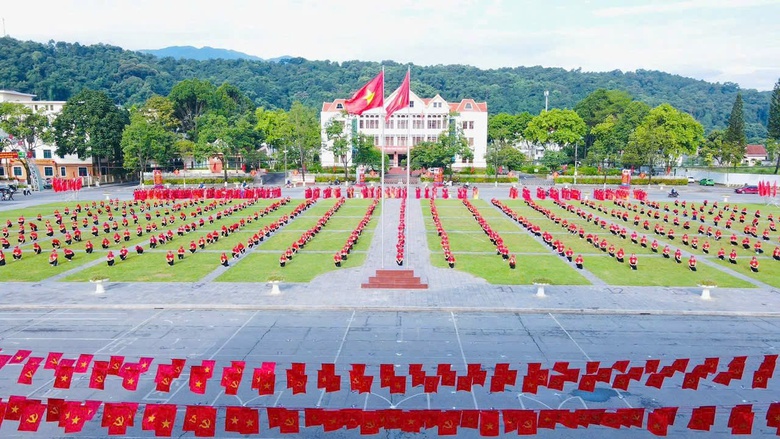 Người d&acirc;n L&agrave;o Cai phấn khởi ch&agrave;o đ&oacute;n Tết Độc lập 2/9- Ảnh 2.